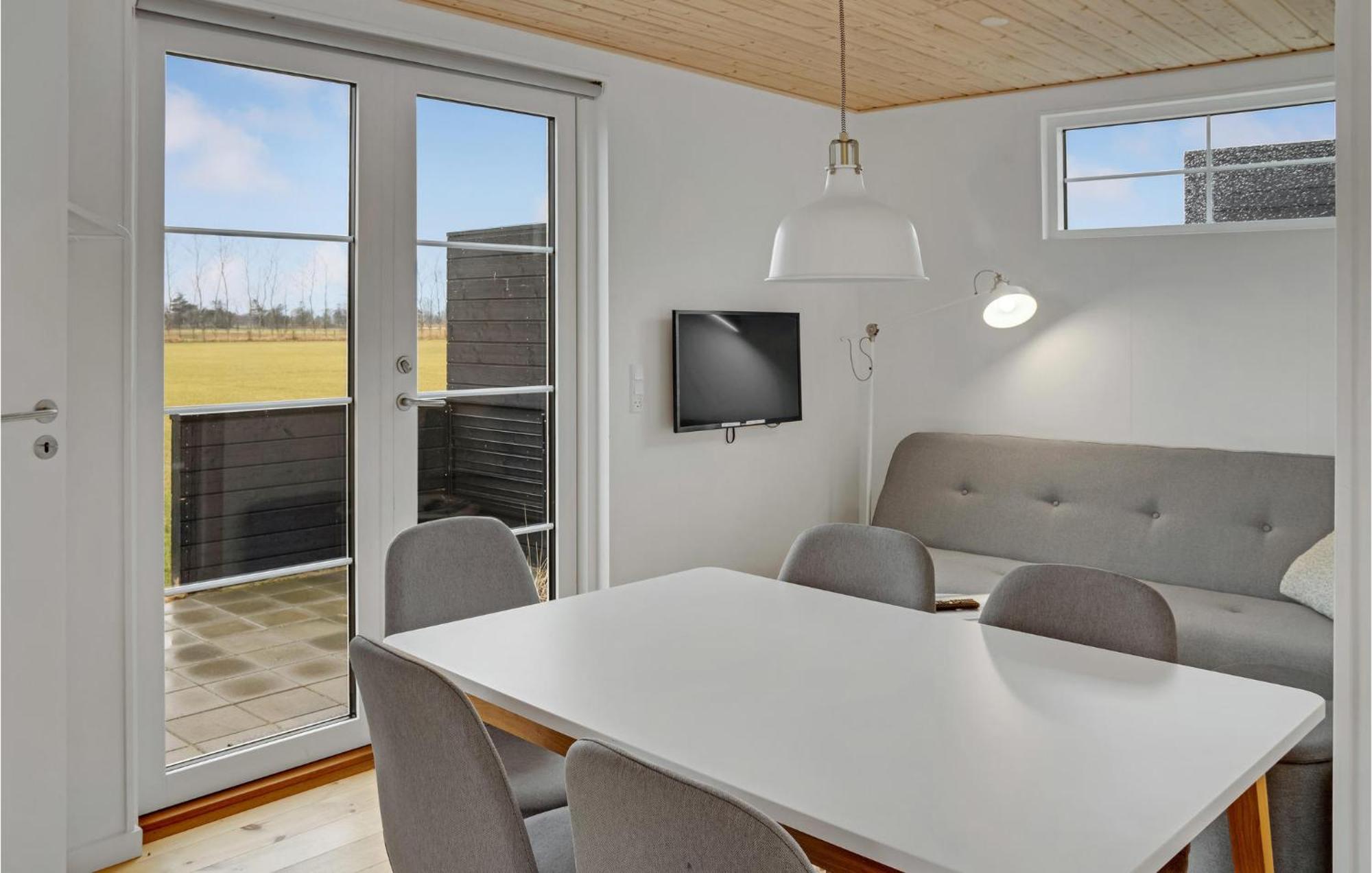 2 Bedroom Gorgeous Apartment In Vaeggerlose Bøtø By Buitenkant foto